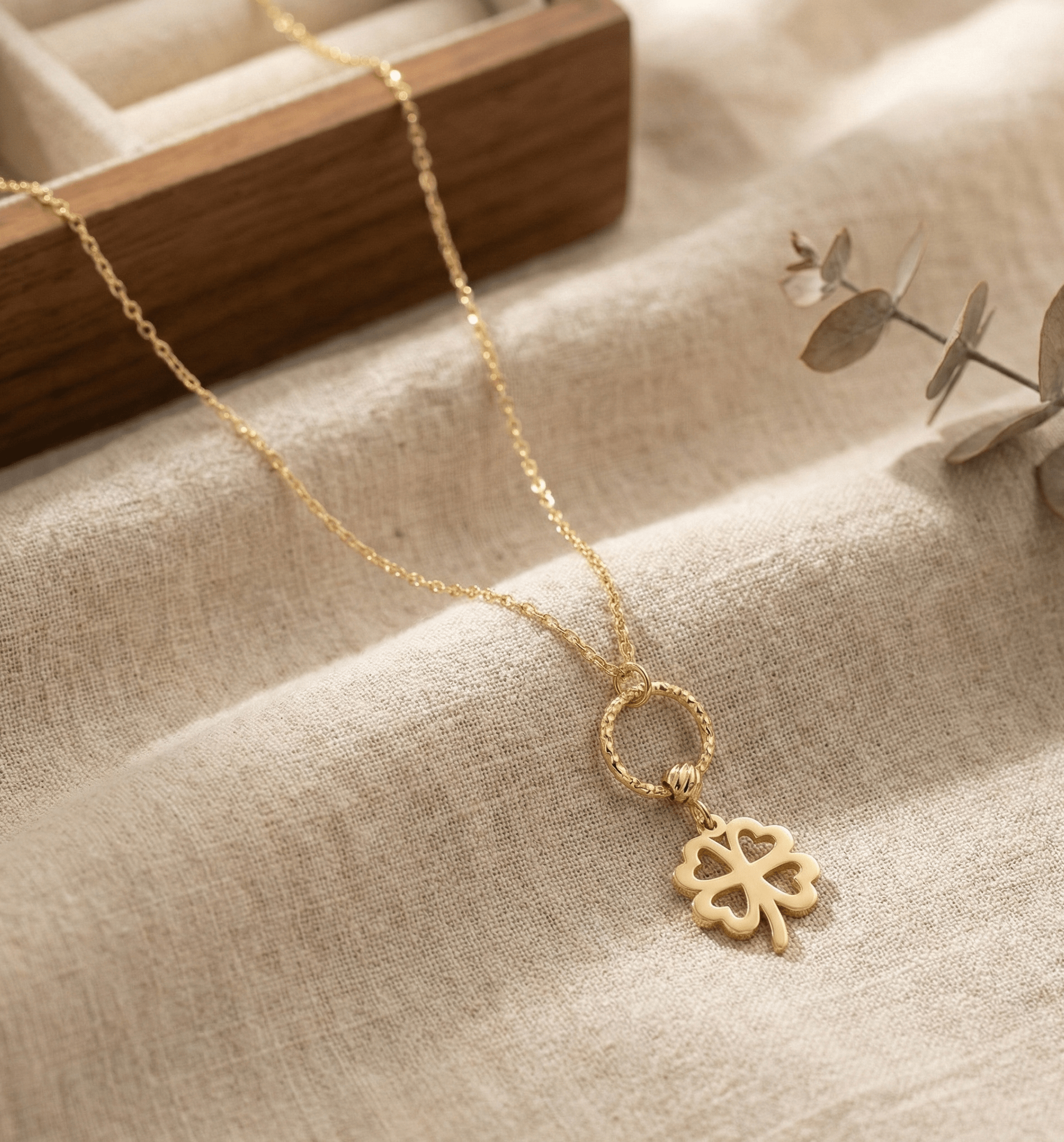 14K Äkta Guld Fyrklöver Halsband Dam – Elegant Klöver Smycke - Noxlookjewelry