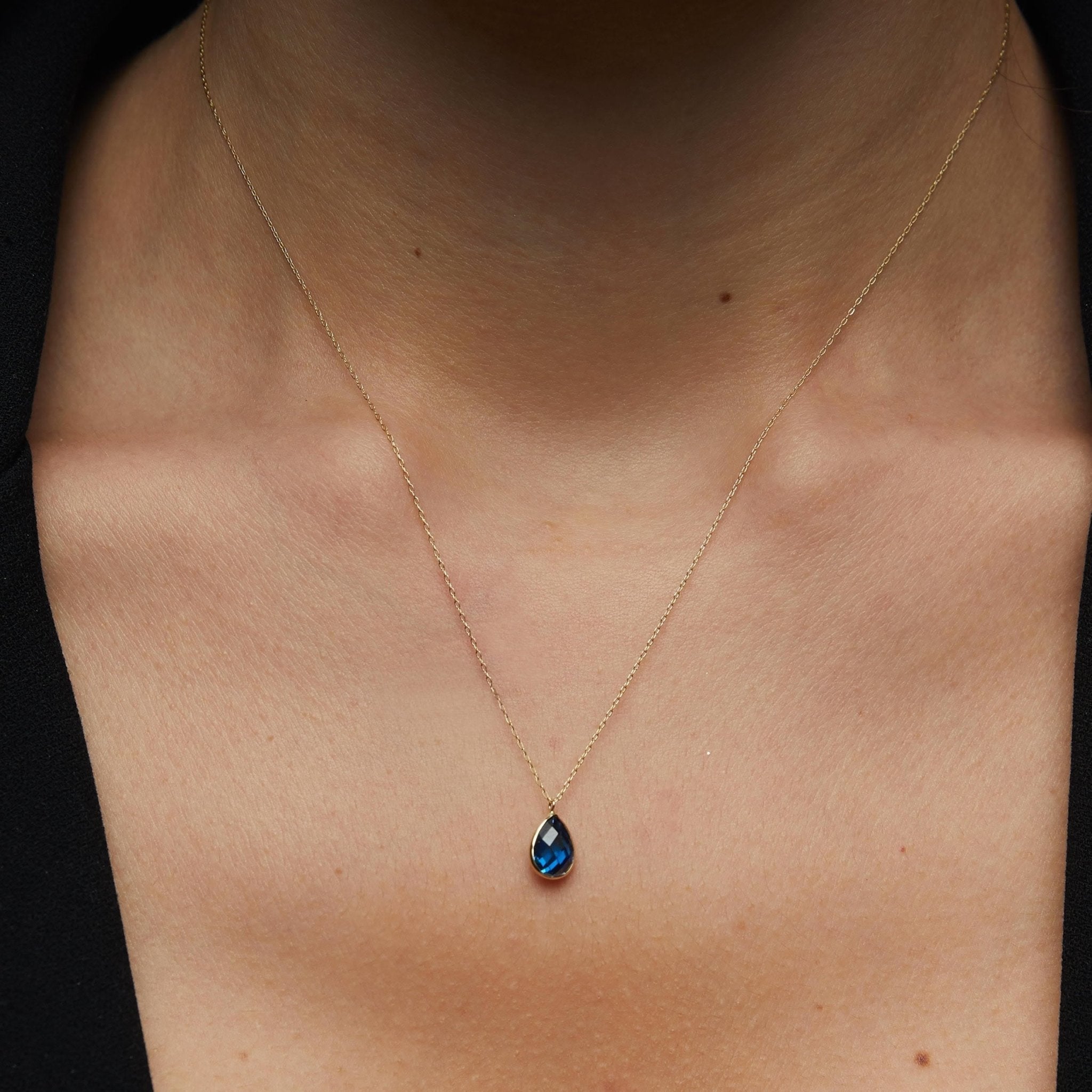 14K Äkta Guld Halsband Dam – Blå Zirkon Teardrop Halsband i Minimalistisk Design - Noxlookjewelry