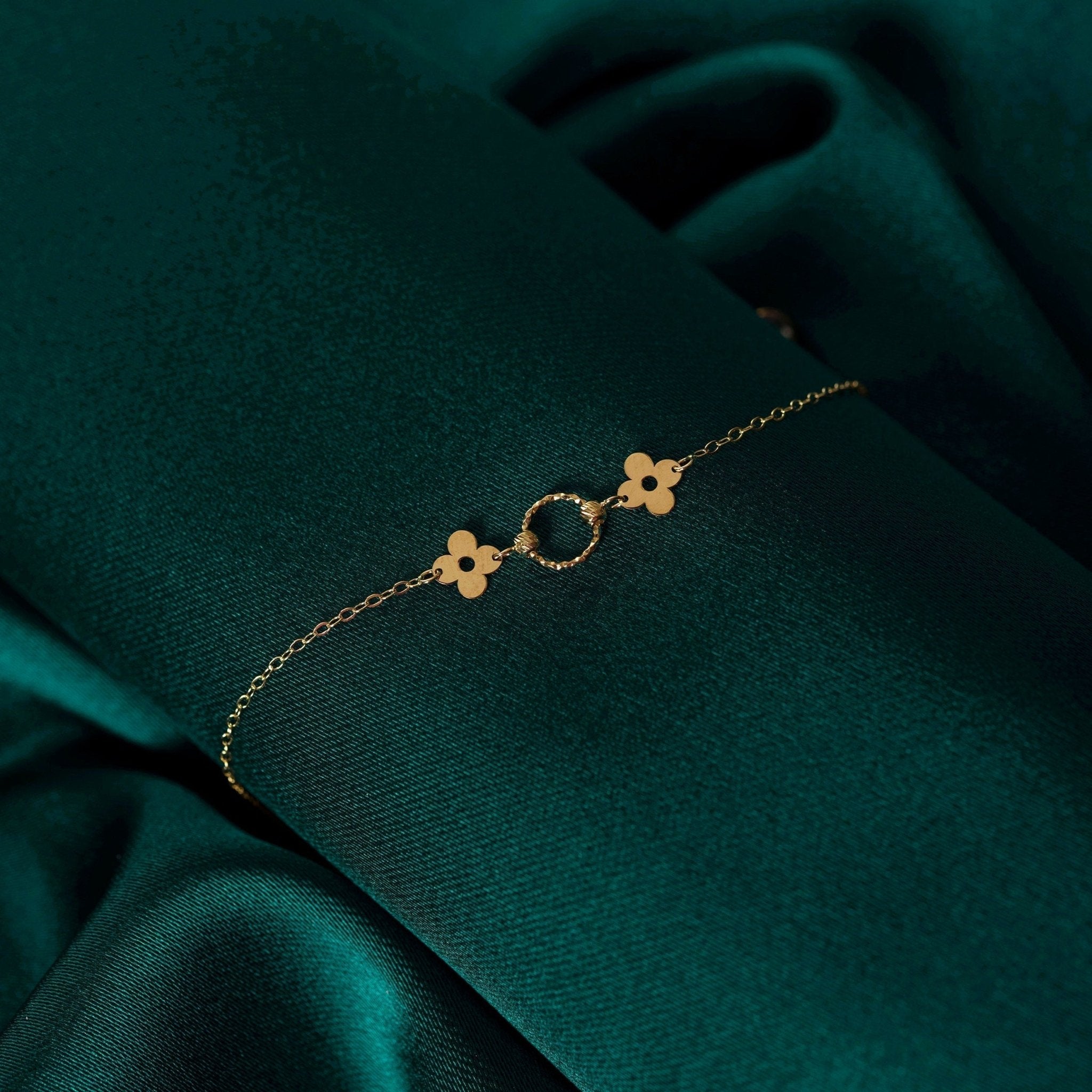 14K Äkta Guld Klöver Armband Dam – Tunt Guldarmband med Ringdetalj - Noxlookjewelry