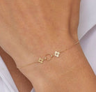 14K Äkta Guld Klöver Armband Dam – Tunt Guldarmband med Ringdetalj - Noxlookjewelry