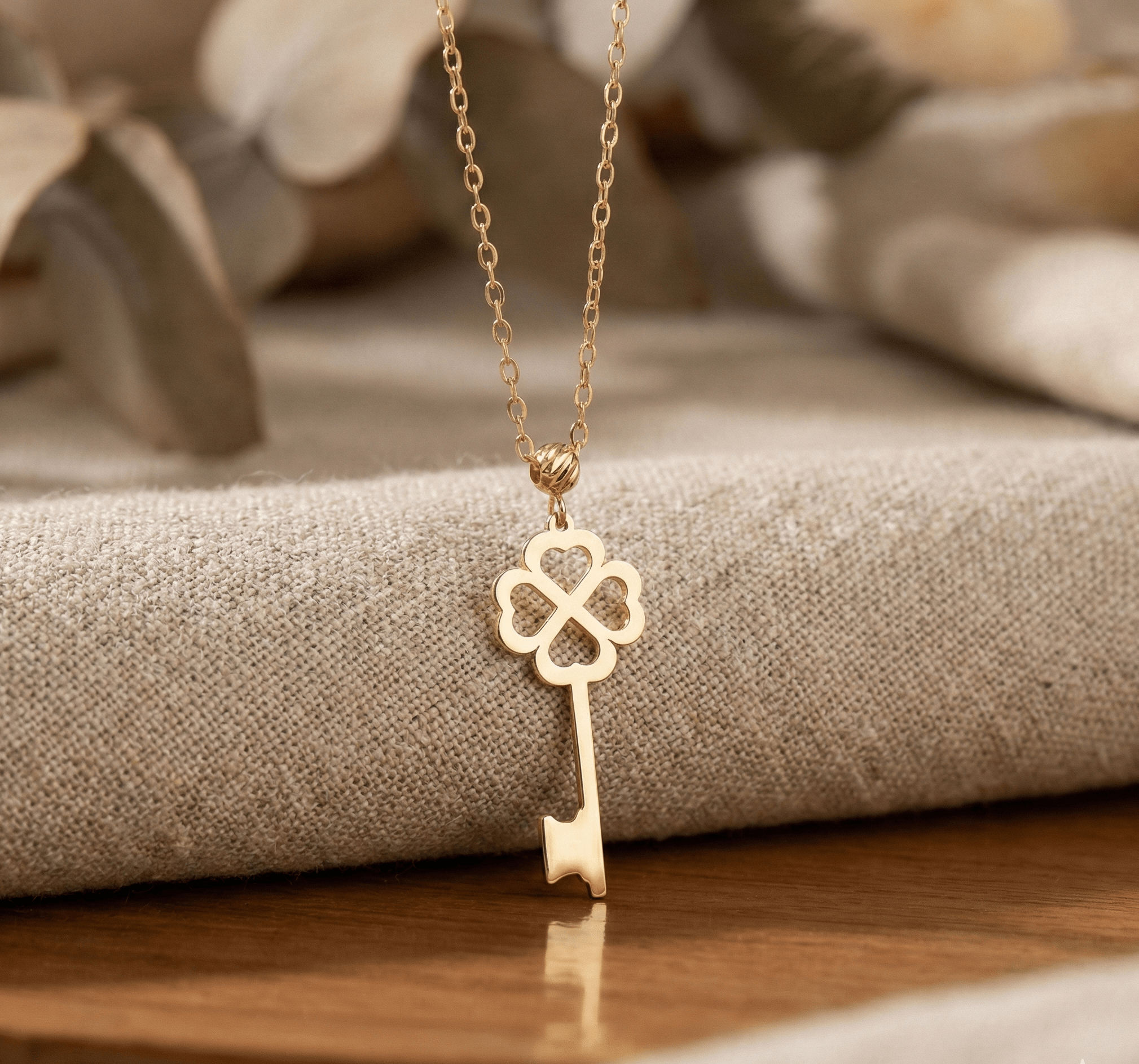 14K Äkta Guld Nyckel Halsband Dam – Fyrklöver Lycko Halsband i 585 Guld - Noxlookjewelry