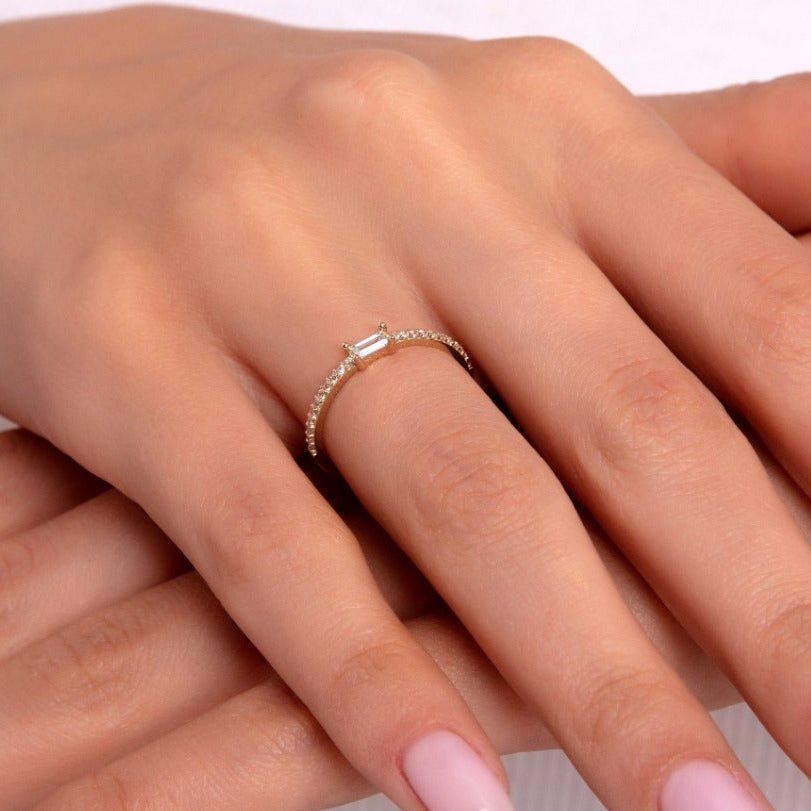14K Äkta Guld Ring Dam med Baguette Sten – Elegant Tunn Guldring med Pavé Stenar - Noxlookjewelry