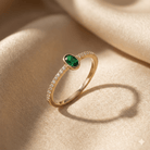 14K Äkta Guld Ring Dam med Grön Sten – Elegant Solitärring med Pavéband - Noxlookjewelry