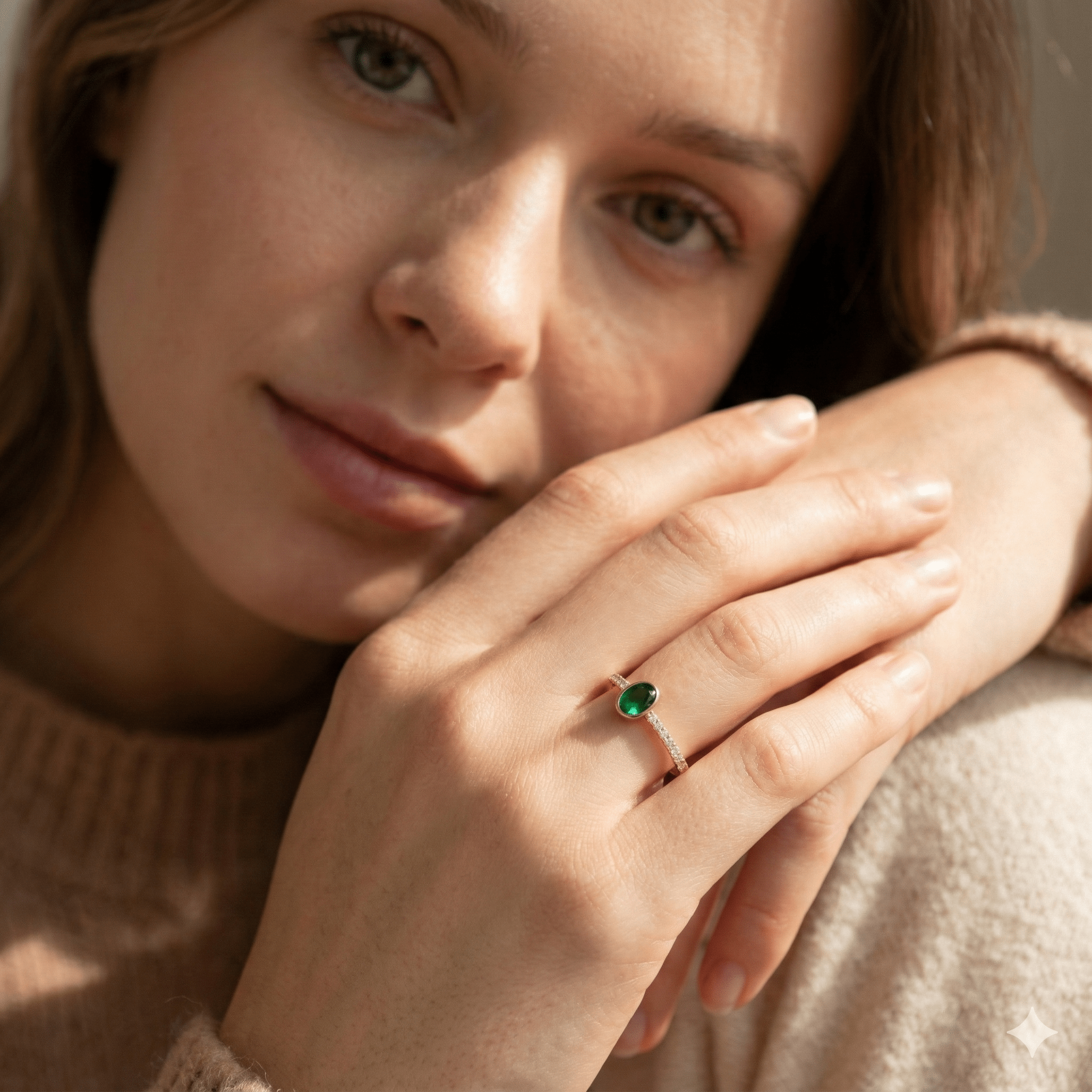 14K Äkta Guld Ring Dam med Grön Sten – Elegant Solitärring med Pavéband - Noxlookjewelry