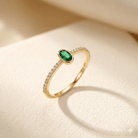 14K Äkta Guld Ring Dam med Grön Sten – Elegant Solitärring med Pavéband - Noxlookjewelry