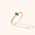 14K Äkta Guld Ring Dam med Grön Sten – Elegant Solitärring med Pavéband - Noxlookjewelry