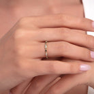 14K Äkta Guld Ring Dam med Gröna Stenar – Elegant Mönstrad Designring - Noxlookjewelry