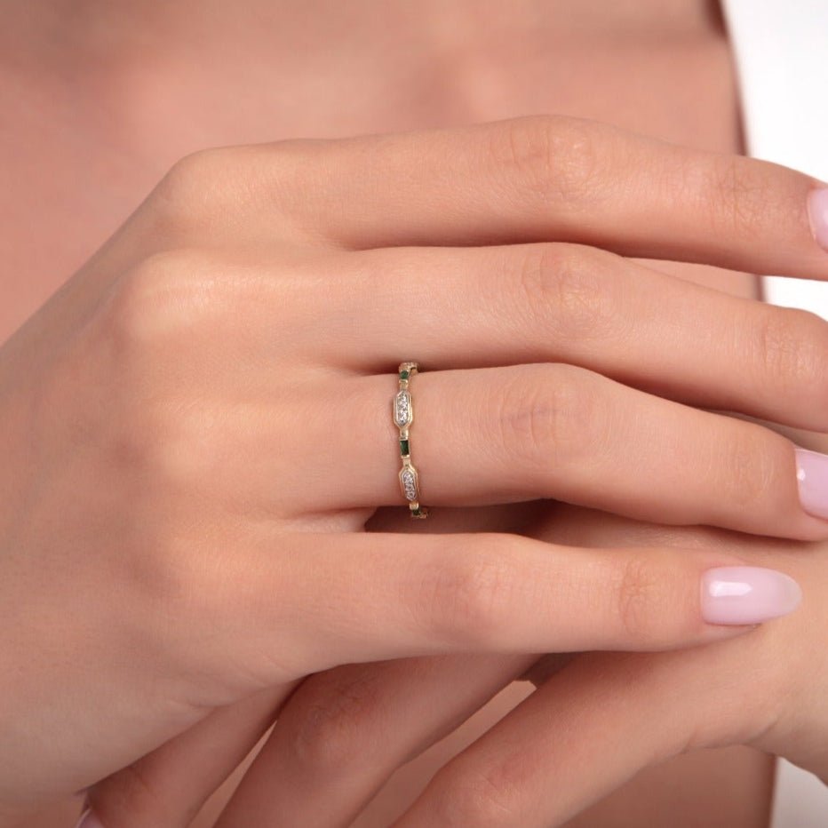 14K Äkta Guld Ring Dam med Gröna Stenar – Elegant Mönstrad Designring - Noxlookjewelry