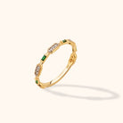 14K Äkta Guld Ring Dam med Gröna Stenar – Elegant Mönstrad Designring - Noxlookjewelry