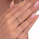 14K Äkta Guld Ring Dam med Gröna Stenar – Elegant Mönstrad Designring - Noxlookjewelry