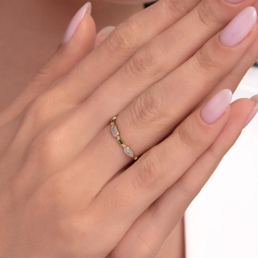 14K Äkta Guld Ring Dam med Gröna Stenar – Elegant Mönstrad Designring - Noxlookjewelry