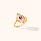 14K Äkta Guld Ring Dam med Röd Sten – Elegant Vintage Blomring i Filigrandesign - Noxlookjewelry