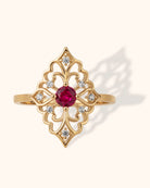 14K Äkta Guld Ring Dam med Röd Sten – Elegant Vintage Blomring i Filigrandesign - Noxlookjewelry