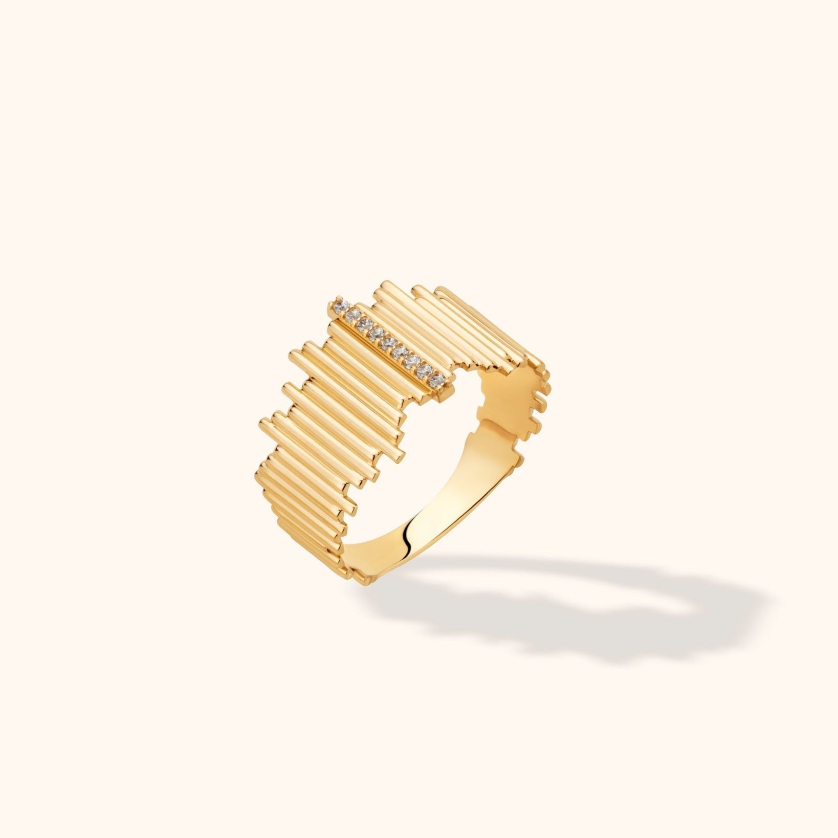 14K Äkta Guld Ring Dam med Stenar – Bred Ribbad Statement Guldring i Modern Arkitektonisk Design - Noxlookjewelry