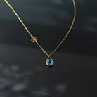 14K Äkta Guld Sapphire Drop Initial Halsband – Personligt Smycke - Noxlookjewelry