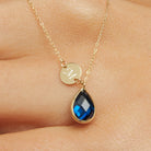 14K Äkta Guld Sapphire Drop Initial Halsband – Personligt Smycke - Noxlookjewelry