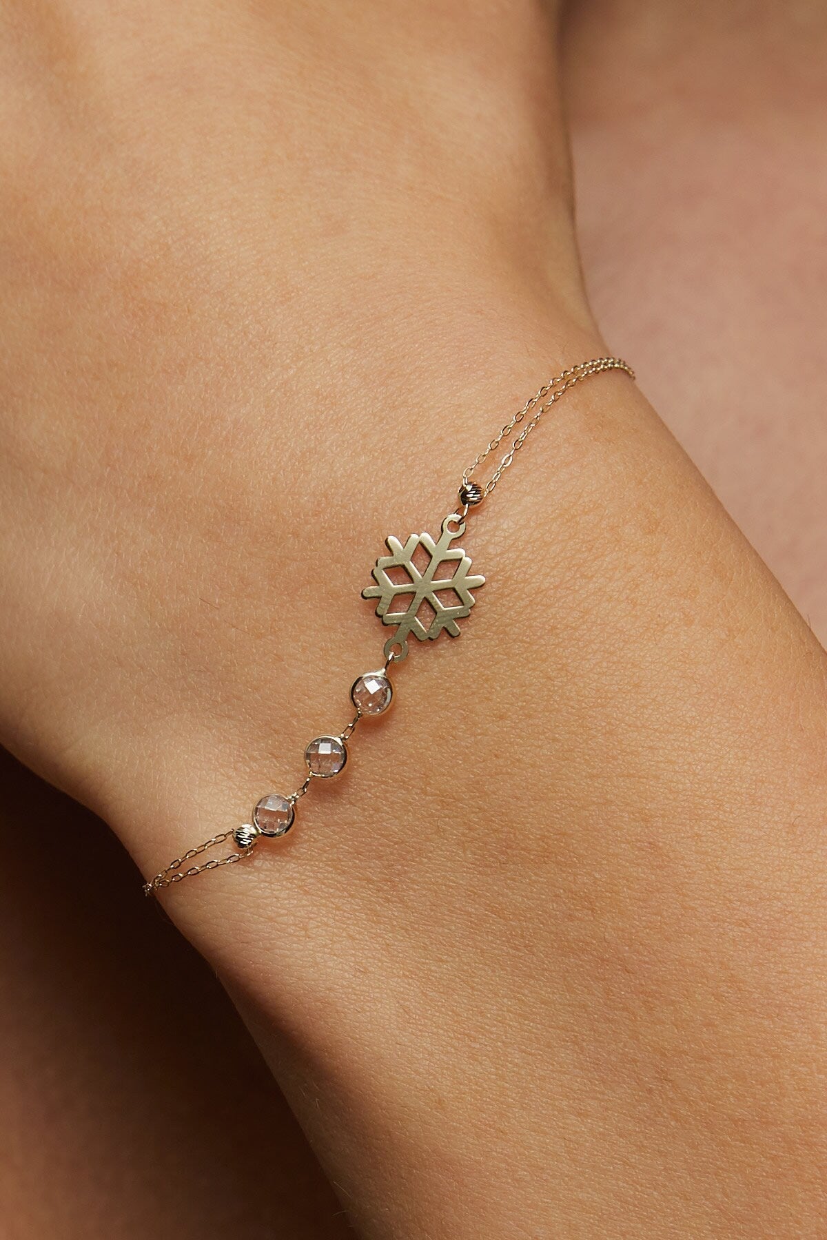 14K Äkta Guld Snöflinga Armband Dam – Tunt Guldarmband med Stendetaljer - Noxlookjewelry
