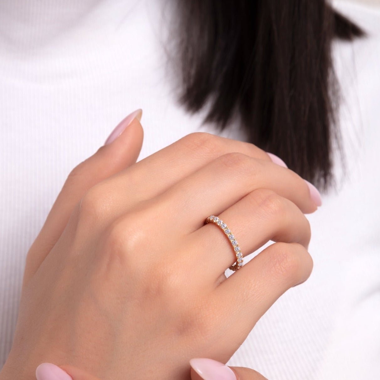 14K Guld Alliansring för Dam – Elegant Eternity Ring med Klara Stenar Runt Hela Bandet - Noxlookjewelry