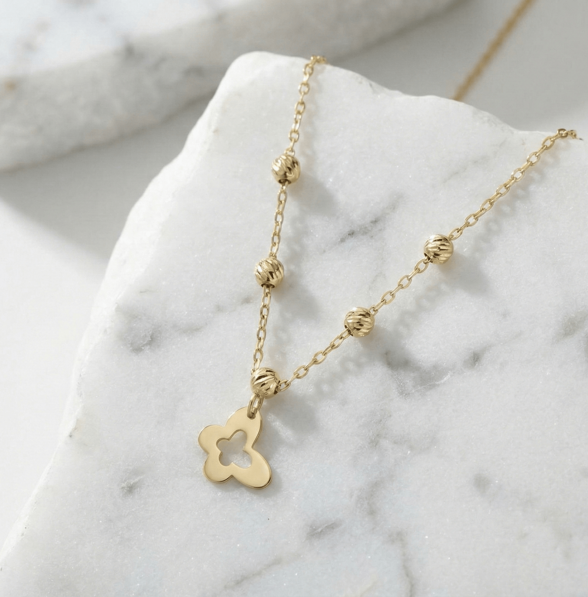 14K Guld Halsband med Fyrklöver Berlock och Guld pärlor - Elegant Minimalistiskt Lyckosmycke - Noxlookjewelry