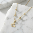 14K Guld Halsband med Fyrklöver Berlock och Guld pärlor - Elegant Minimalistiskt Lyckosmycke - Noxlookjewelry