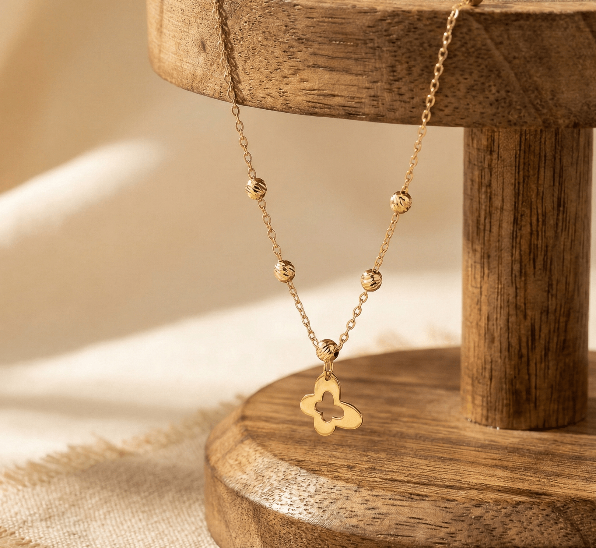 14K Guld Halsband med Fyrklöver Berlock och Guld pärlor - Elegant Minimalistiskt Lyckosmycke - Noxlookjewelry