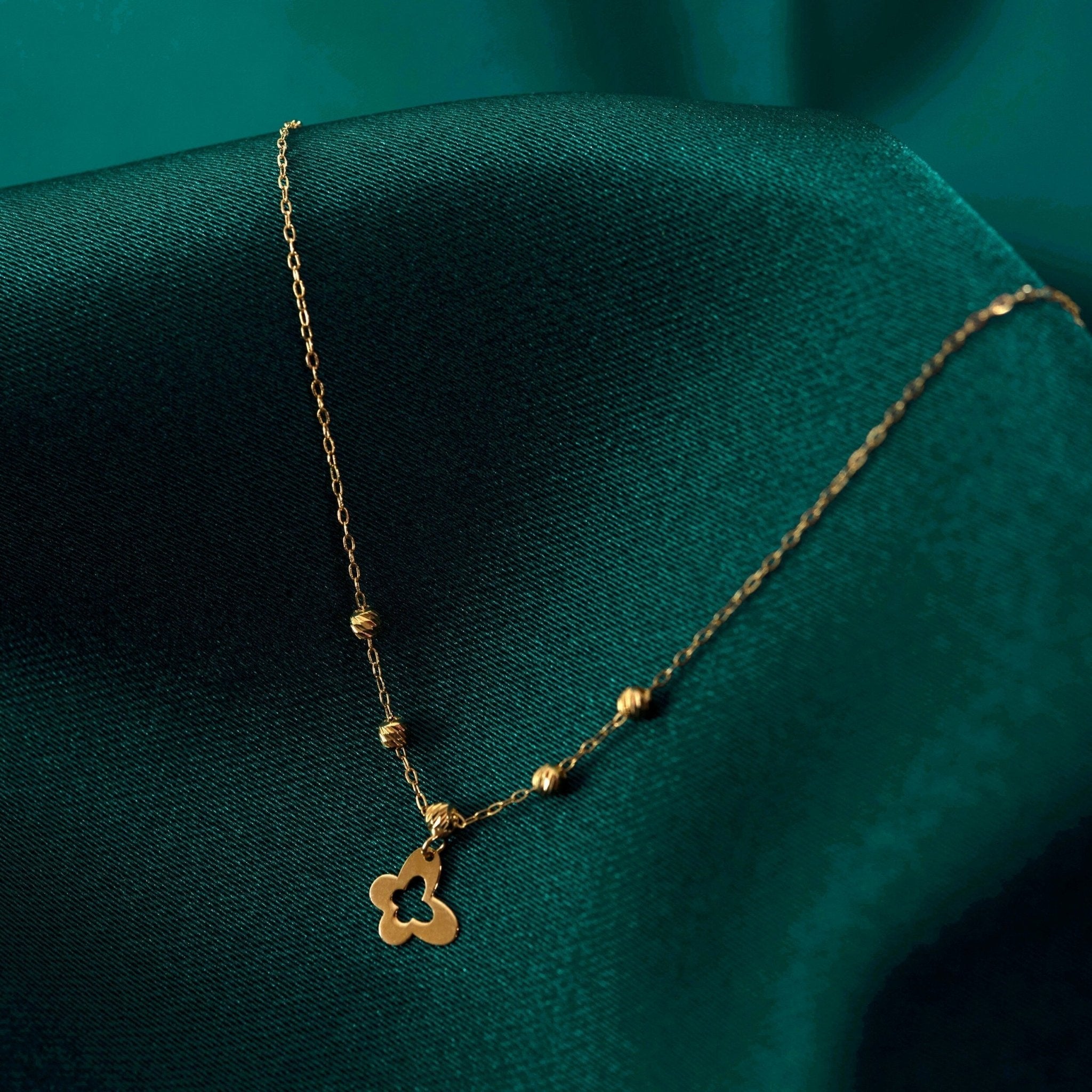 14K Guld Halsband med Fyrklöver Berlock och Guld pärlor - Elegant Minimalistiskt Lyckosmycke - Noxlookjewelry