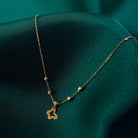 14K Guld Halsband med Fyrklöver Berlock och Guld pärlor - Elegant Minimalistiskt Lyckosmycke - Noxlookjewelry