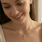 14K Guld Halsband med Fyrklöver Berlock och Guld pärlor - Elegant Minimalistiskt Lyckosmycke - Noxlookjewelry