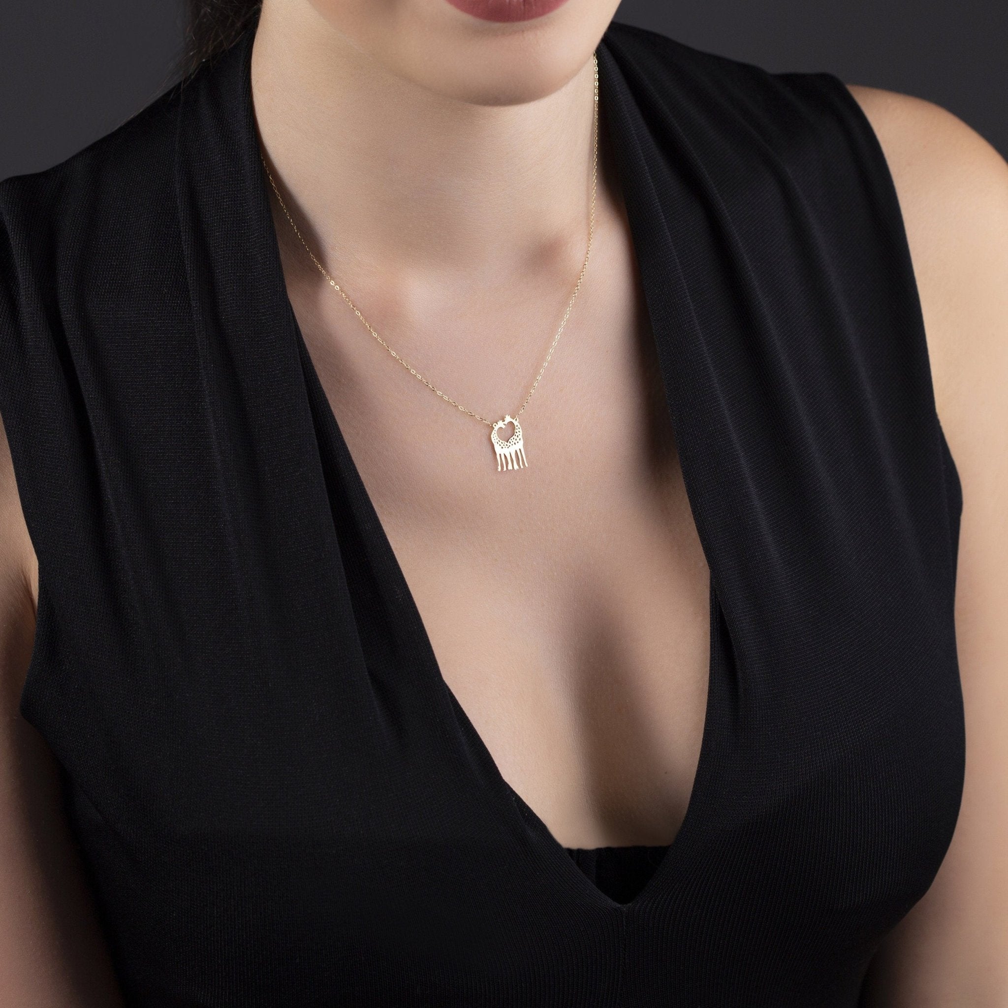 14K Guld Halsband med Giraffer som Skapar ett Hjärta - Elegant Djursmycke för Henne | Romantisk Gåva - Noxlookjewelry