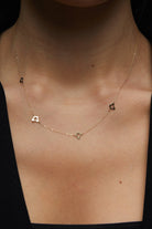 14K Guld Halsband med Tre Fyrklöver Berlocker - Elegant och Minimalistiskt Tursmycke - Noxlookjewelry