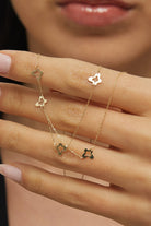 14K Guld Halsband med Tre Fyrklöver Berlocker - Elegant och Minimalistiskt Tursmycke - Noxlookjewelry