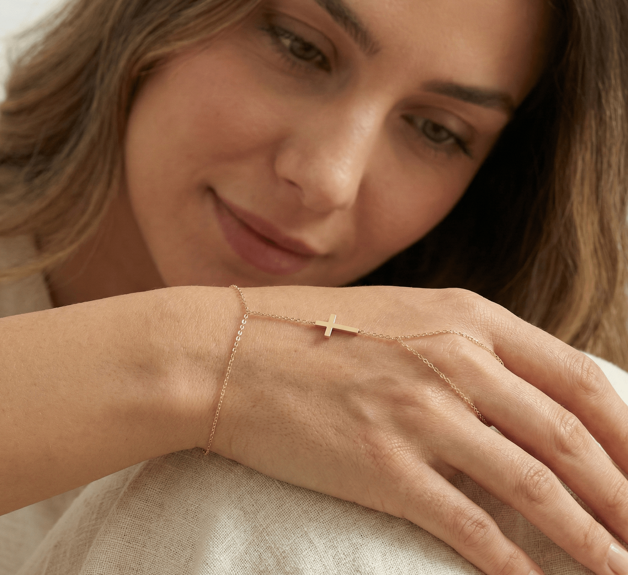 14K Guld Handkedja Dam Med Korsdetalj Och Elegant Minimalistisk Design - Noxlookjewelry