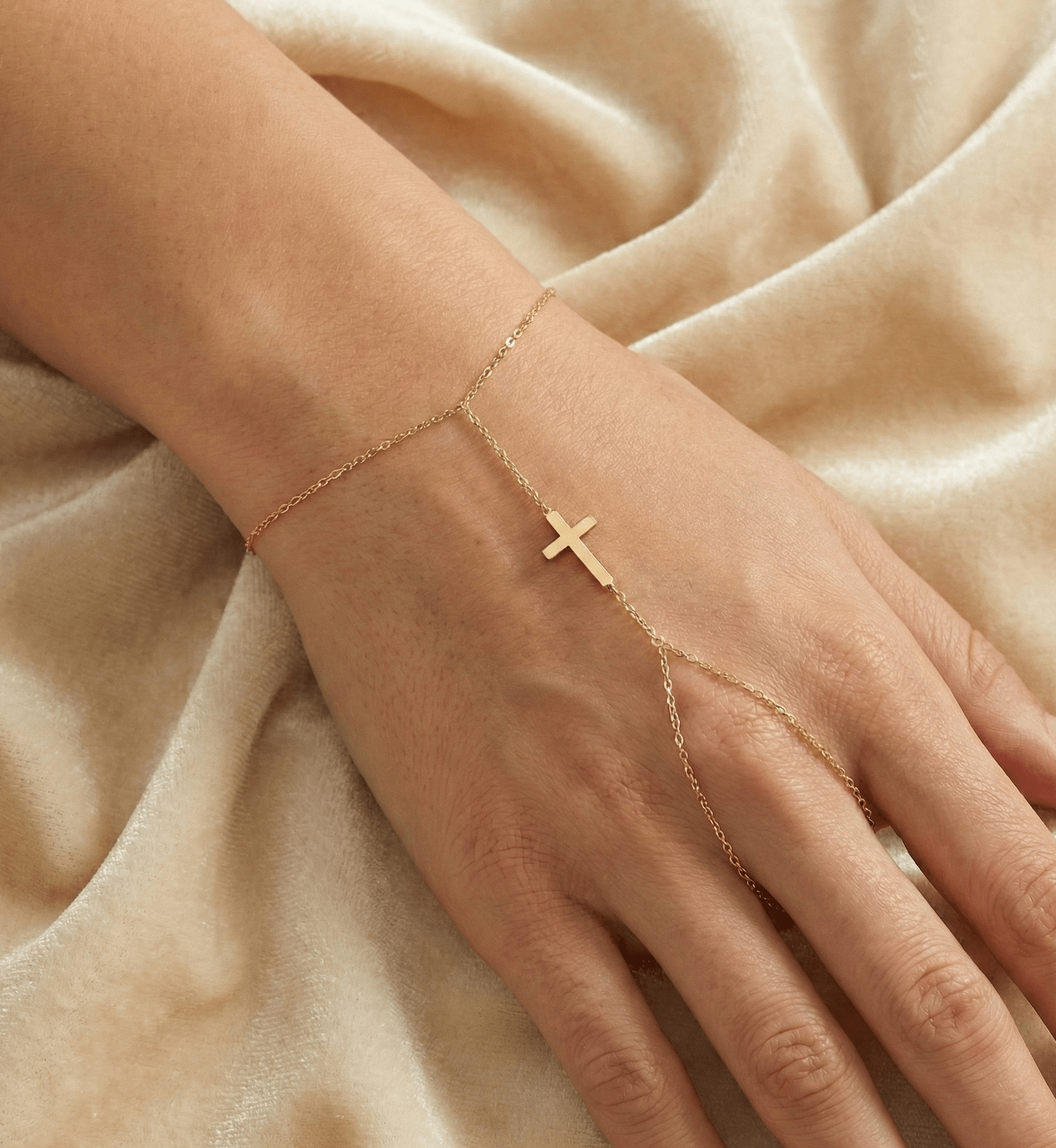 14K Guld Handkedja Dam Med Korsdetalj Och Elegant Minimalistisk Design - Noxlookjewelry