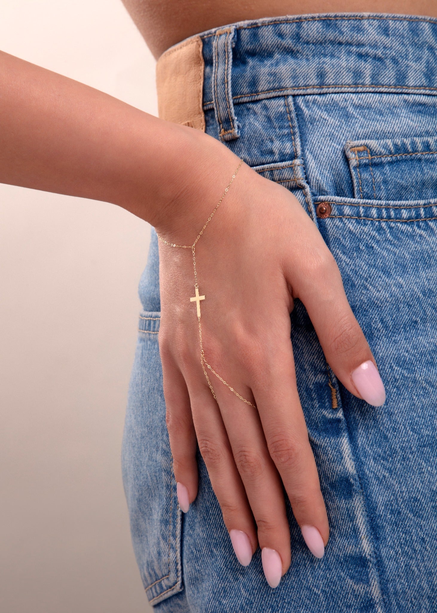 14K Guld Handkedja Dam Med Korsdetalj Och Elegant Minimalistisk Design - Noxlookjewelry