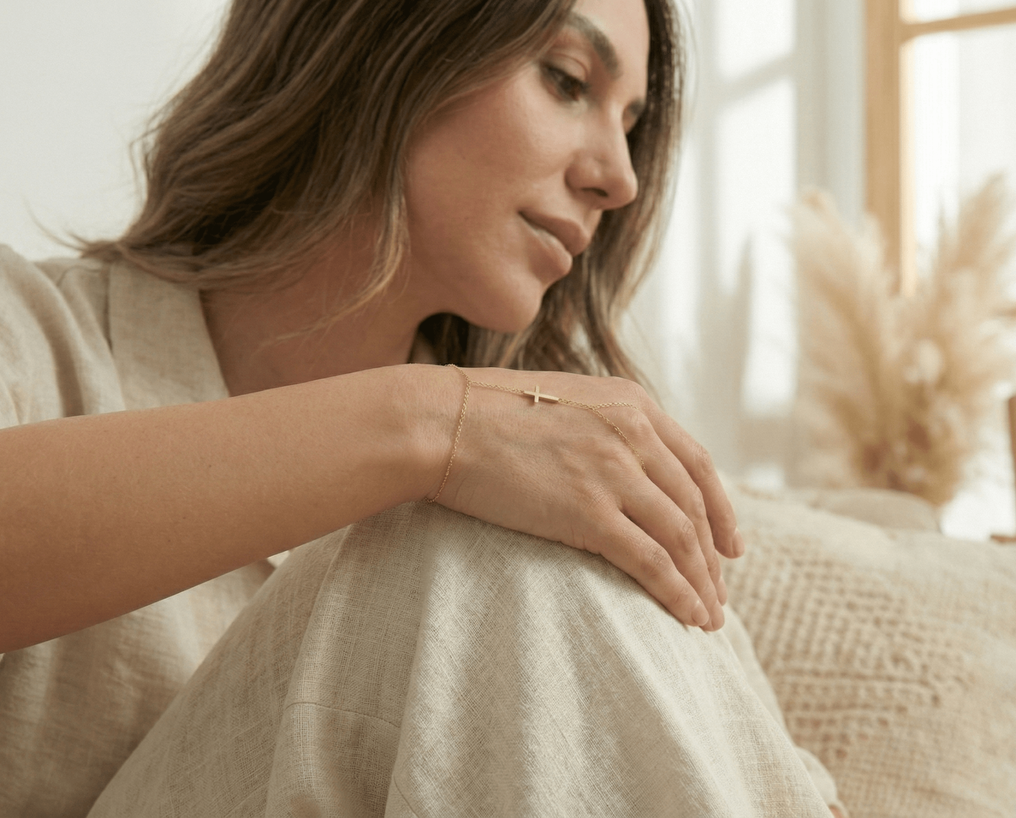 14K Guld Handkedja Dam Med Korsdetalj Och Elegant Minimalistisk Design - Noxlookjewelry