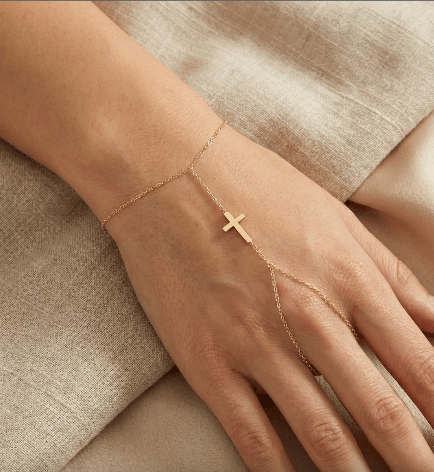 14K Guld Handkedja Dam Med Korsdetalj Och Elegant Minimalistisk Design - Noxlookjewelry