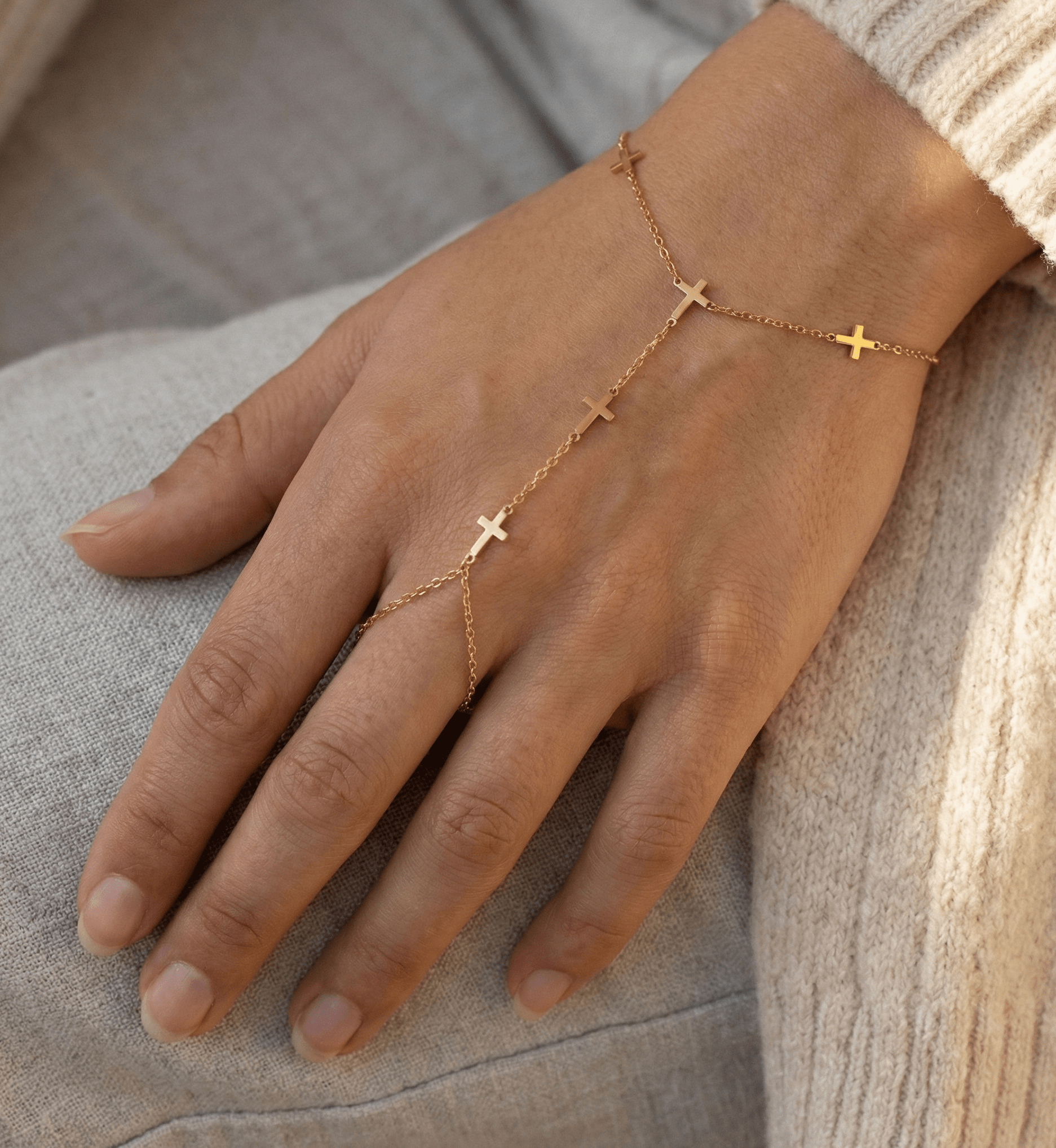 14K Guld Handkedja Dam Med Korsdetaljer Och Elegant Minimalistisk Design - Noxlookjewelry