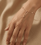 14K Guld Handkedja Dam Med Korsdetaljer Och Elegant Minimalistisk Design - Noxlookjewelry