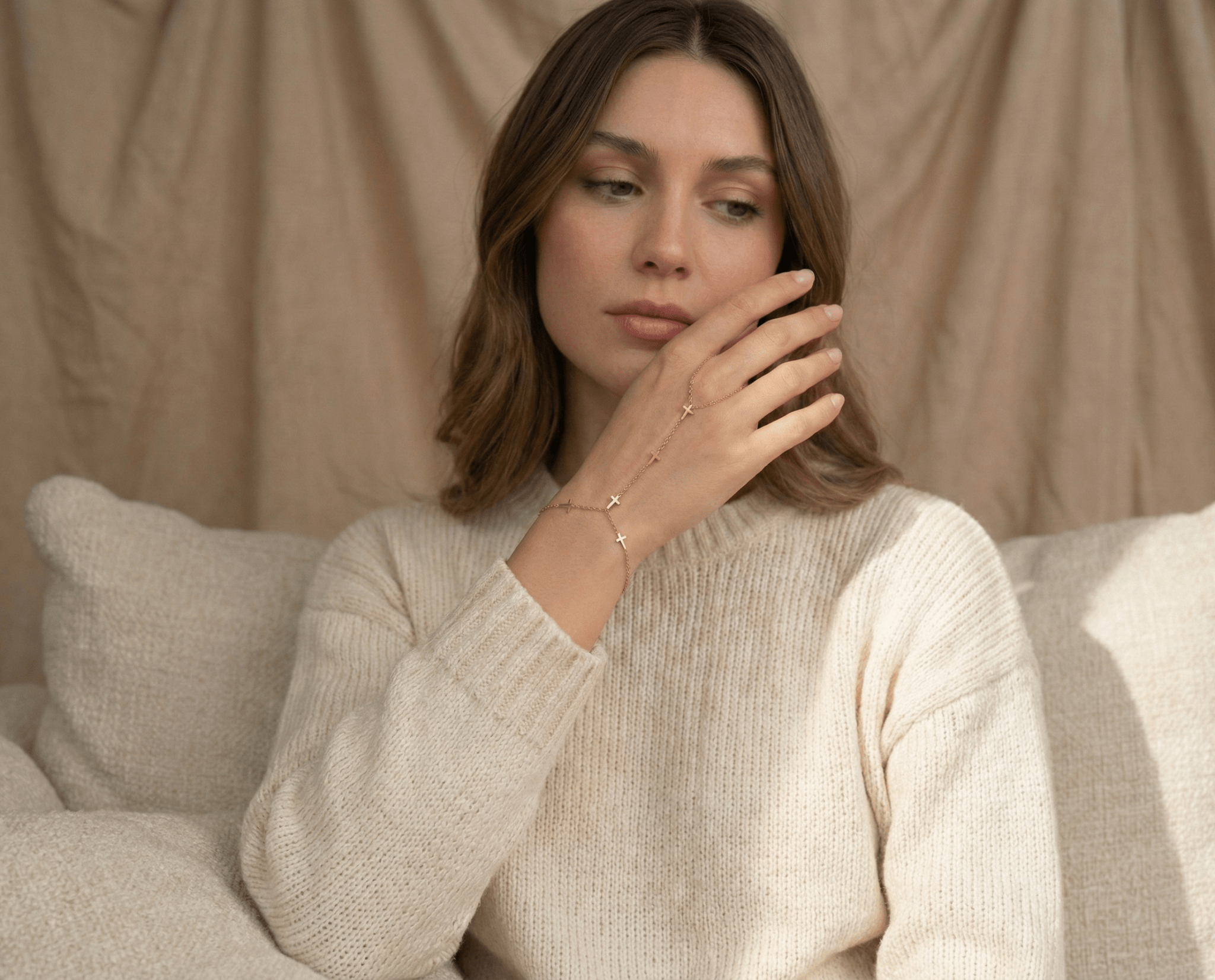 14K Guld Handkedja Dam Med Korsdetaljer Och Elegant Minimalistisk Design - Noxlookjewelry