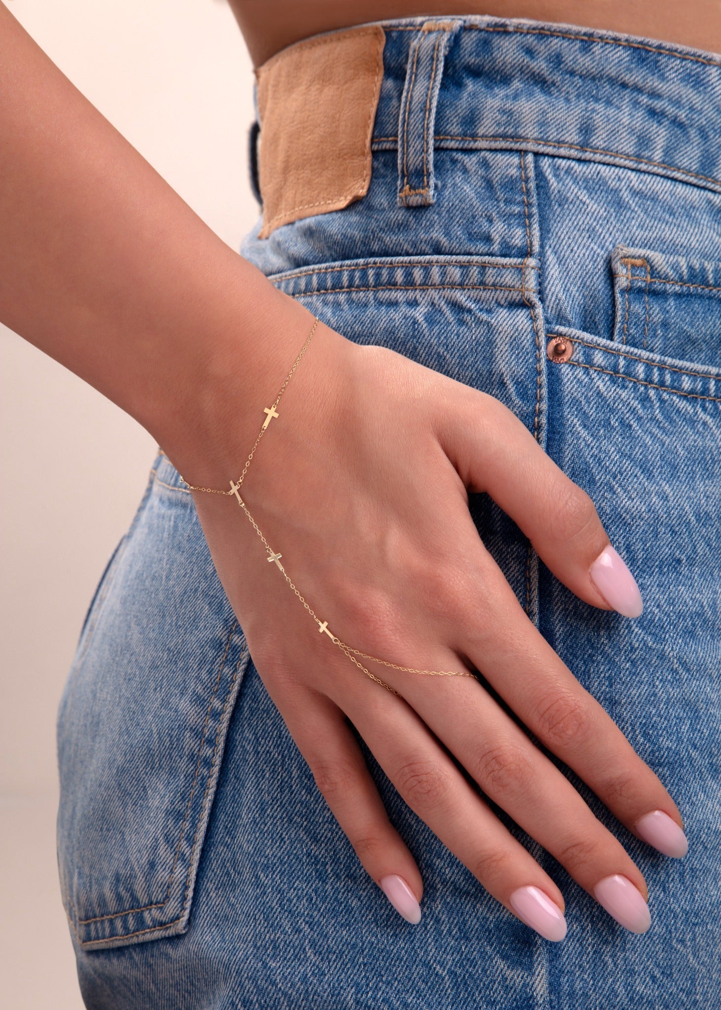 14K Guld Handkedja Dam Med Korsdetaljer Och Elegant Minimalistisk Design - Noxlookjewelry