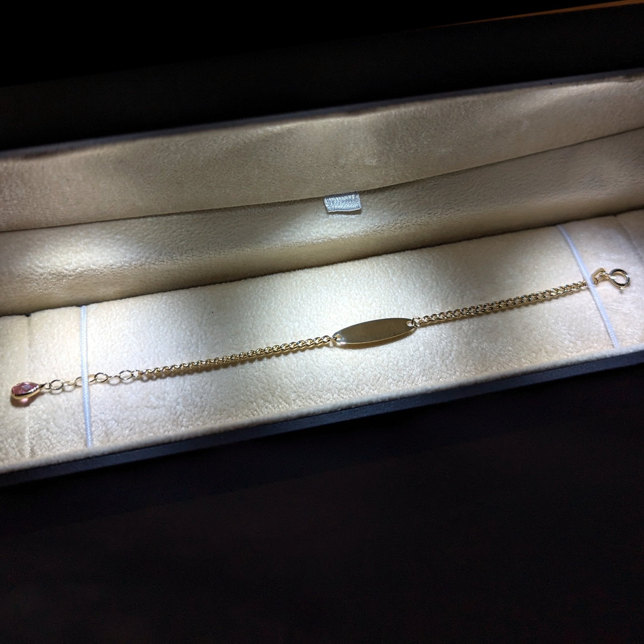 14K Guld ID - Armband för Baby med Personlig Gravyrplatta - Elegant Dopgåva Smycke med Rosa Sten - Noxlookjewelry