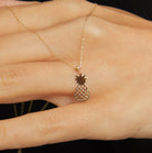 14K Guld Minimalistiskt Halsband med Ananas Hängsmycke - Elegant Damkedja för Layering | Unik Sommargåva - Noxlookjewelry