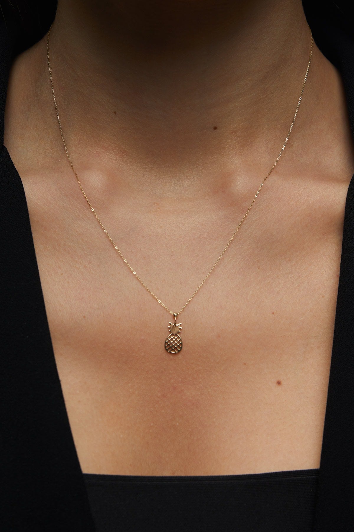 14K Guld Minimalistiskt Halsband med Ananas Hängsmycke - Elegant Damkedja för Layering | Unik Sommargåva - Noxlookjewelry