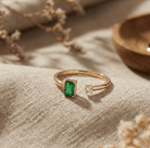 14K Guld Öppen Ring med Grön Sten för Dam – Elegant Designring i Minimalistisk Stil - Noxlookjewelry