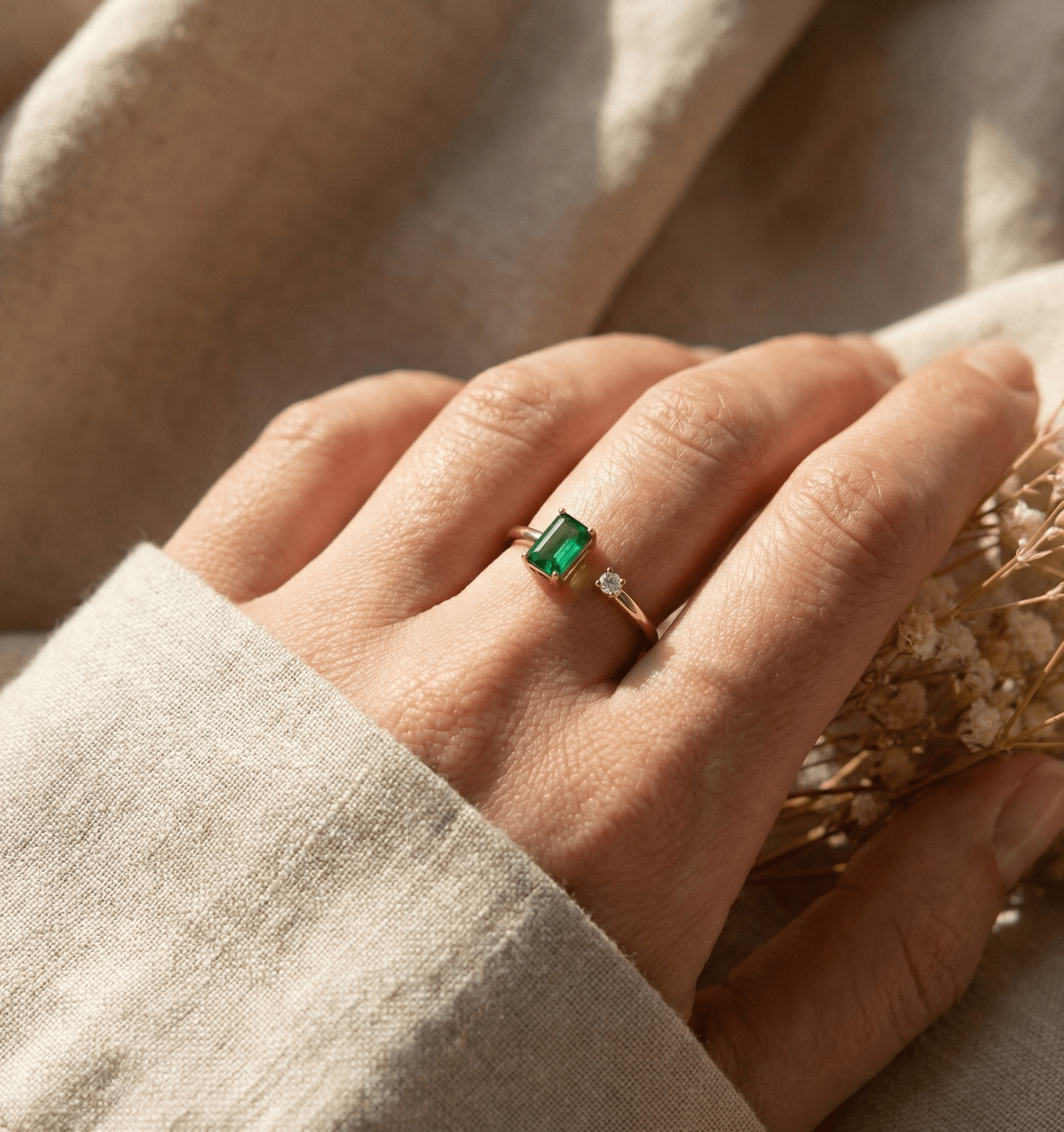 14K Guld Öppen Ring med Grön Sten för Dam – Elegant Designring i Minimalistisk Stil - Noxlookjewelry