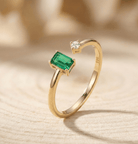 14K Guld Öppen Ring med Grön Sten för Dam – Elegant Designring i Minimalistisk Stil - Noxlookjewelry