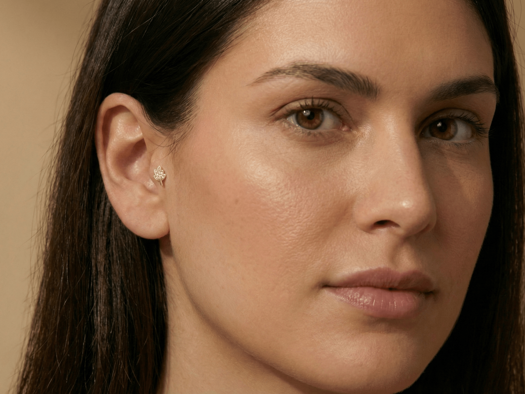 14K Guld Piercing Med Bladkvist Och Gnistrande Botanisk Klusterdesign - Noxlookjewelry