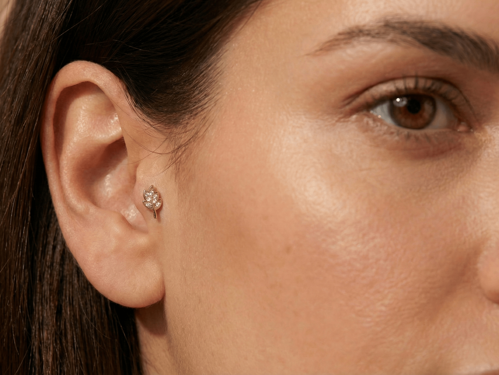 14K Guld Piercing Med Bladkvist Och Gnistrande Botanisk Klusterdesign - Noxlookjewelry