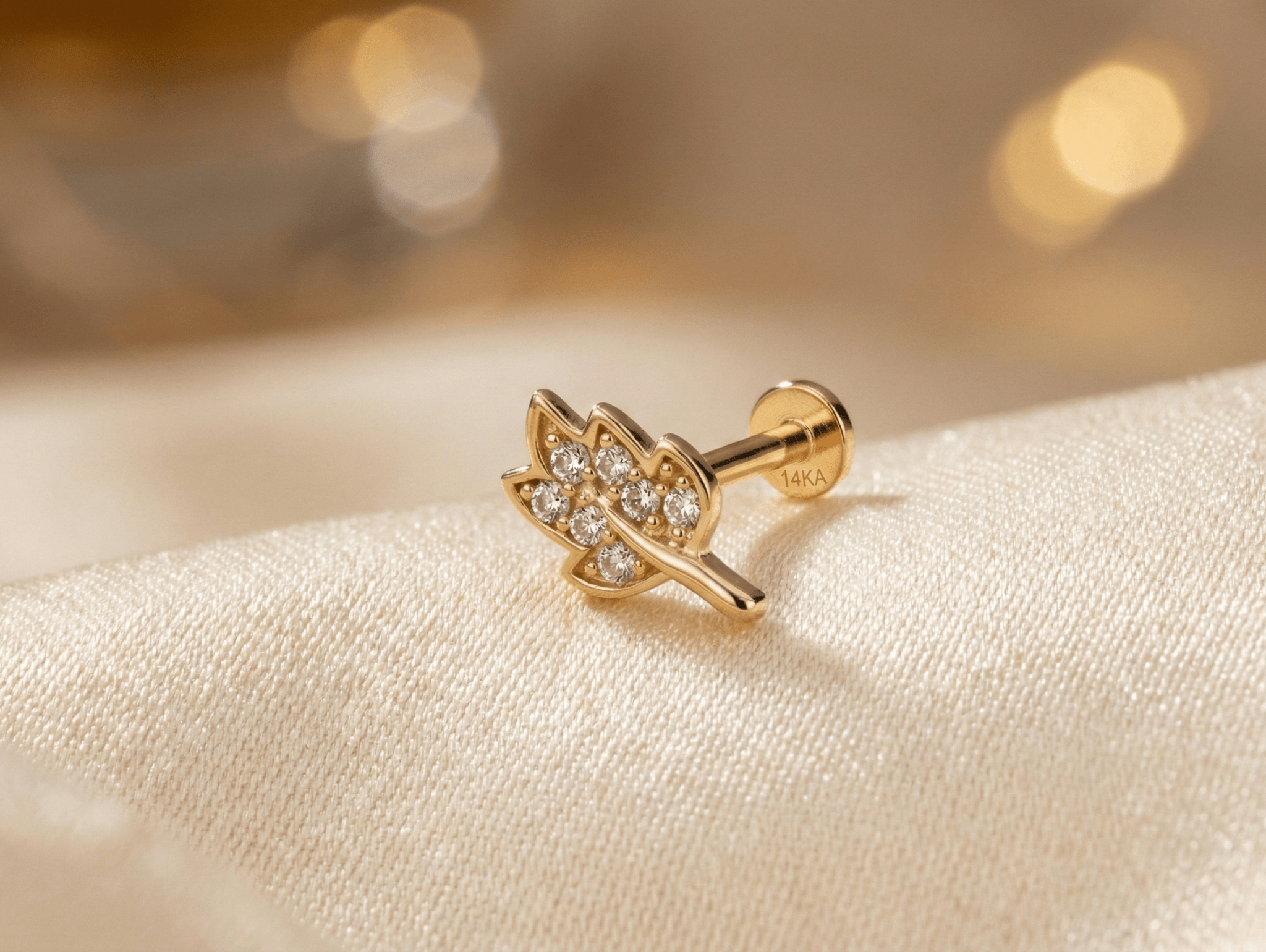 14K Guld Piercing Med Bladkvist Och Gnistrande Botanisk Klusterdesign - Noxlookjewelry