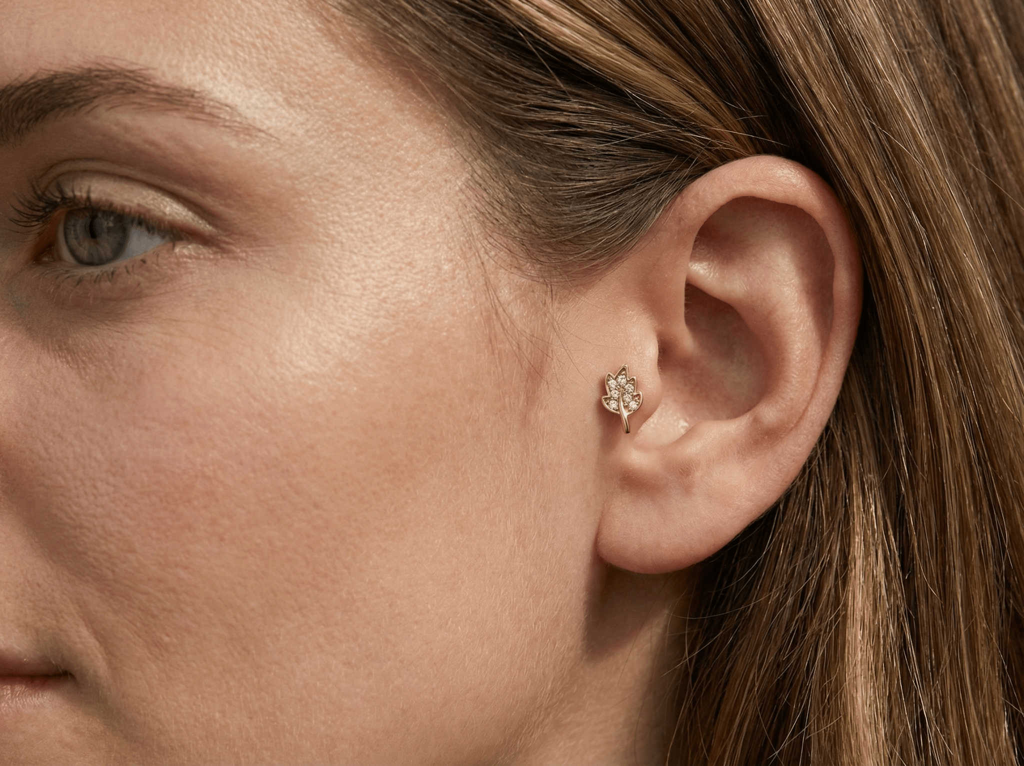 14K Guld Piercing Med Bladkvist Och Gnistrande Botanisk Klusterdesign - Noxlookjewelry